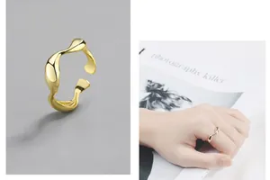 Unregelmäßiger vergoldeter offener Ring für Damen mit minimalistischem Hochglanz-Finish.