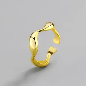 Minimalistischer eleganter unregelmäßiger Wellenring in poliertem Gold-Finish für Damen Mode