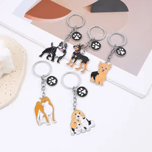 Kollektion von Emaille-Hunde-Schlüsselanhängern mit verschiedenen Rassen und Pfotenmotiven