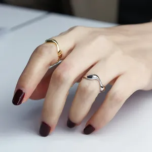 Minimalistische, verstellbare Wellenringe in Gold und Silber für Damen, INS-Stil
