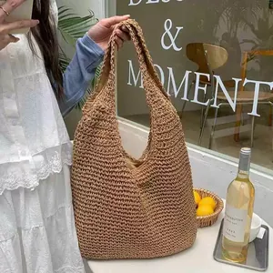 Große handgewebte braune Strohtasche für den Strandurlaub und sommerlichen Stil