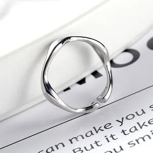 Minimalistischer unregelmäßiger silberner offener Ring mit S925-Gravur und Glanzfinish