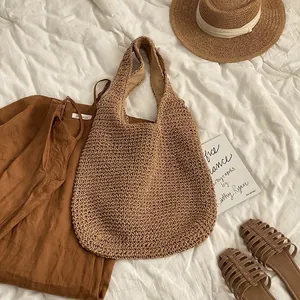 Nahaufnahme einer großen geflochtenen Strohtasche in einer Strandurlaubsumgebung