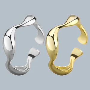 Stilvolle minimalistische unregelmäßige wellige offene Ringe für Damen in Gold und Silber