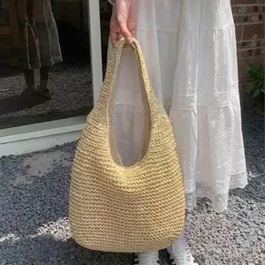 Detailansicht einer handgewebten Strohtragetasche im minimalistischen Strandurlaub-Stil.