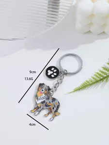 Detailansicht des Metall-Hunde-Schlüsselanhängers mit Pfotenanhänger und Maßen.