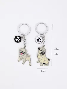 Detailansicht von zwei Metall-Mops-Schlüsselanhängern, Größe 10,8 cm x 3,4 cm, Gewicht 14,5 g.