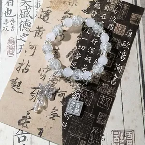 Bracciale di perle ispirato a Link Click con ciondolo a farfalla ed etichetta vintage