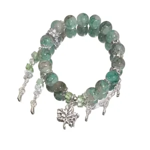 Elegante bracciale di perle verdi con ciondolo a foglia d'acero in argento e cristalli