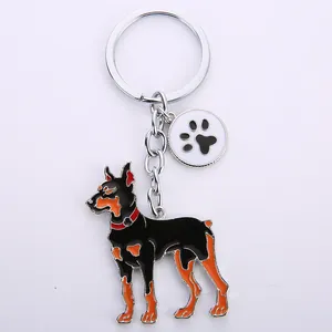Metalen Dobermann hond sleutelhanger van hoge kwaliteit met schattige pootafdruk hanger