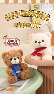 Primo piano di orsacchiotti di peluche marroni e crema con sciarpe in maglia.