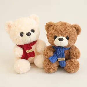 Dettaglio di due adorabili orsacchiotti di peluche con sciarpe lavorate a maglia rosse e blu