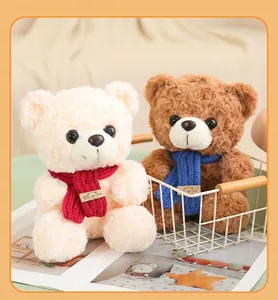 Dettaglio di due orsetti di peluche con sciarpe di maglia colorate in un cesto