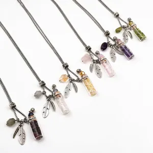 Collar de acero titanio con colgante de botella de cristal y piedras de colores