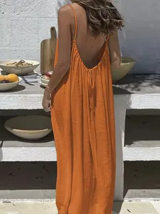 Detailansicht eines leuchtend orangefarbenen rückenfreien Maxikleids für Frauen.