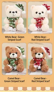 Dettaglio di orsacchiotti di peluche bianchi e marroni con sciarpe natalizie festive.