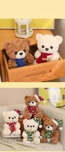 Dettagli di orsetti di peluche con cappelli di Natale e sciarpe colorate in un ambiente caldo