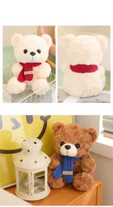 Vista dettagliata di orsacchiotti di peluche bianchi e marroni con sciarpe colorate