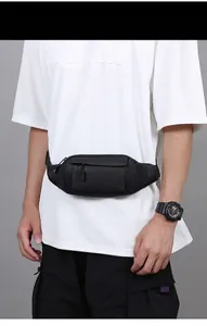 Vue détaillée d'un sac banane tactique noir porté pour le sport en plein air.