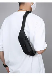Vue arrière d'un sac de poitrine tactique noir pour homme sur un t-shirt blanc décontracté