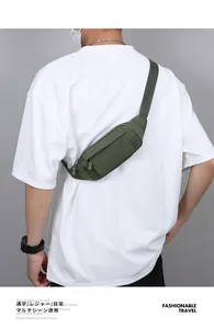 Vue détaillée d'un homme portant un sac de poitrine tactique vert foncé sur le dos