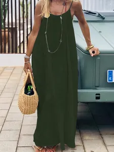 Elegantes, lockeres, dunkelgrünes Maxi-Trägerkleid, gestylt an einem Modell im Freien