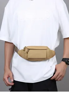 Vue détaillée d'un sac de taille tactique kaki porté par un mannequin en extérieur