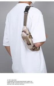 Vue détaillée d'un sac de poitrine tactique camouflage sur un t-shirt blanc épuré