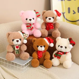Set di cinque teneri orsetti di peluche natalizi con cappelli e sciarpe a tema.