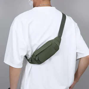 Sac de poitrine tactique vert pour homme sur un t-shirt blanc avec fond gris neutre