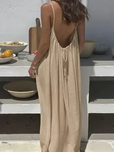 Detailansicht eines lockeren beige rückenfreien Sommerkleides mit feinen Trägern und Bändern
