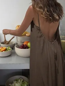 Elegantes rückenfreies Damen-Trägerkleid in Braun, locker sitzende Homewear.