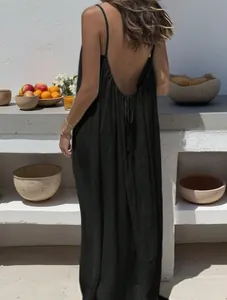 Elegantes rückenfreies schwarzes Maxikleid für Damen mit schmalen Spaghettiträgern
