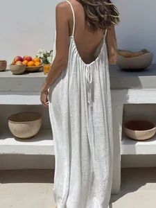Elegantes weißes rückenfreies Maxi-Spaghettikleid im lockeren Loungewear Sommerstil