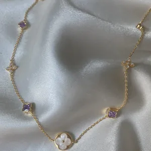 Elegante collana a quadrifoglio dorata con pietre viola e zirconi luminosi