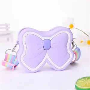 Sac à bandoulière mignon en silicone papillon violet avec sangle arc-en-ciel pour