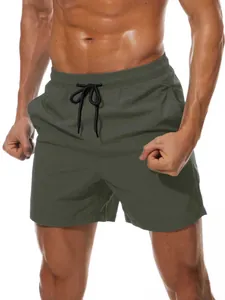 Nahaufnahme der olivgrünen Herren-Badeshorts mit elastischem Bund und Kordelzug