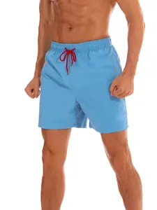 Detailansicht der hellblauen Herren-Badehose mit rotem Kordelzug und elastischem Bund