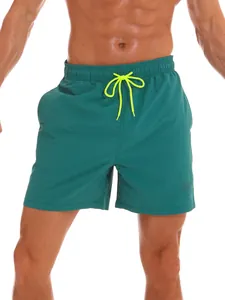 Detailansicht der schnelltrocknenden Herren-Badeshorts mit neon-gelbem Kordelzug