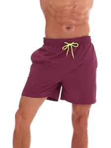 Detailansicht der schnelltrocknenden bordeauxroten Herren-Badeshorts mit neongelbem Kordelzug