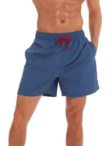 Nahaufnahme der schnelltrocknenden blauen Herren-Strandshorts mit rotem Kordelzug.