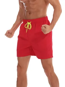 Detailansicht rote Herren-Badeshorts mit neon-gelbem Kordelzug und Gummibund.