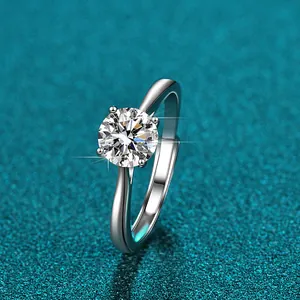 Detailaufnahme eines brillant geschliffenen 1 Karat Moissanit Rings in poliertem Silber