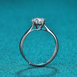 Nahaufnahme eines funkelnden 1-Karat-D-Farbe-Moissanit-Rings mit silberner Sechskantfassung