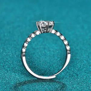 Detaillierte Seitenansicht eines 1 Karat Moissanit-Rings mit klassischer Sechs-Krallen-Fassung