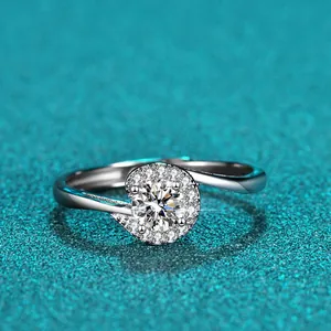 Detailansicht eines D-Farbe Moissanit-Rings aus Sterlingsilber mit funkelndem Band