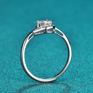 Seitenprofil-Detail eines Sterling Silber Moissanit-Rings mit Sechskant-Fassung