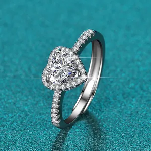 Nahaufnahme eines 1-Karat-Moissanit-Rings in Herzform aus Sterlingsilber mit Halo