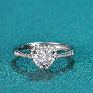 Nahaufnahme eines herzförmigen Moissanit-Rings aus Sterlingsilber mit Heiligenschein
