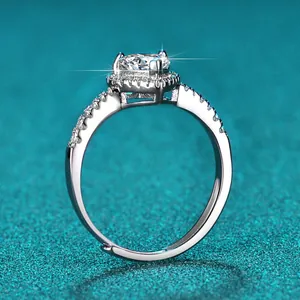 Detailansicht eines funkelnden D-Farbe Moissanit Rings aus Sterlingsilber mit Halo-Fassung